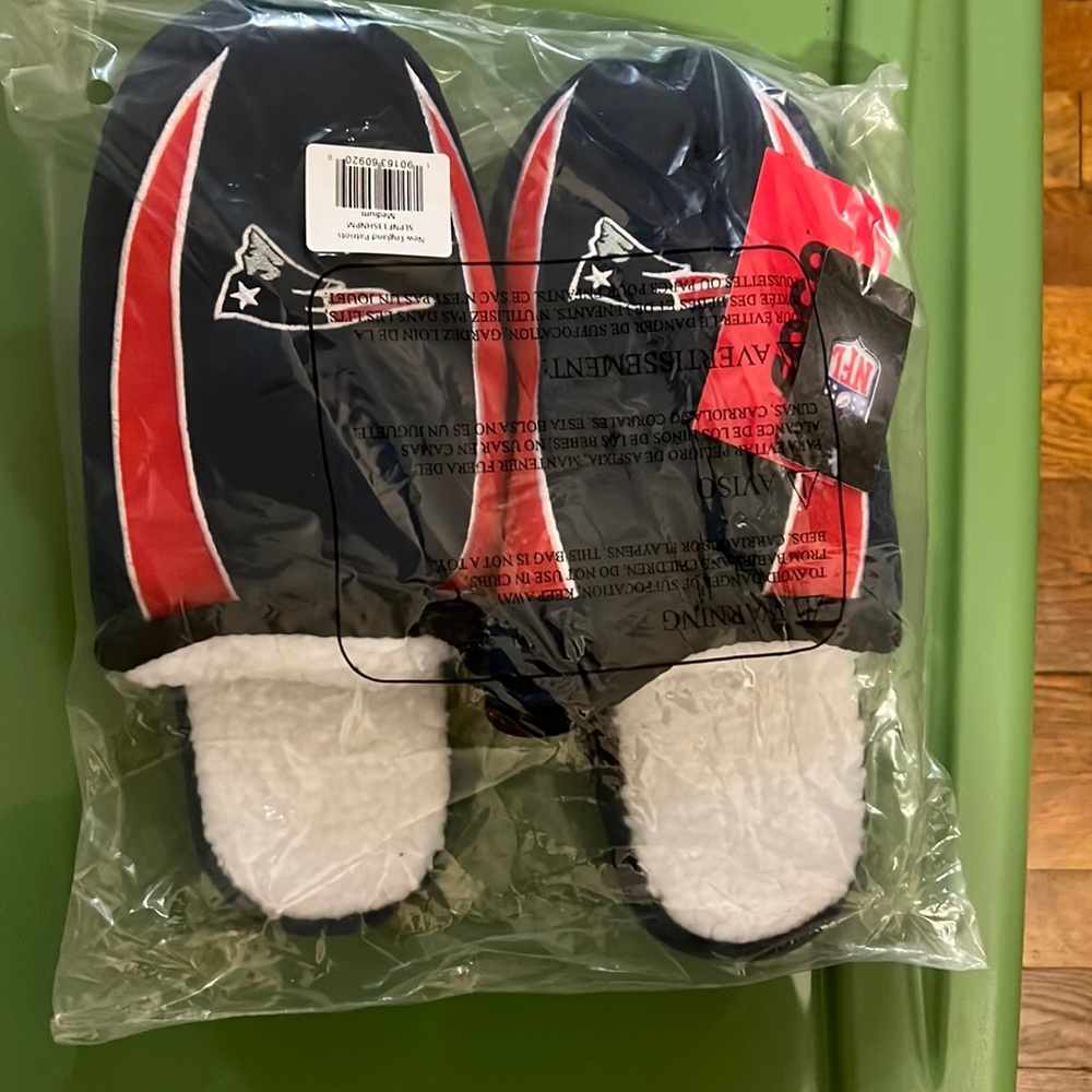 Men’s Patriots New Slippers Size Medium (9-10)